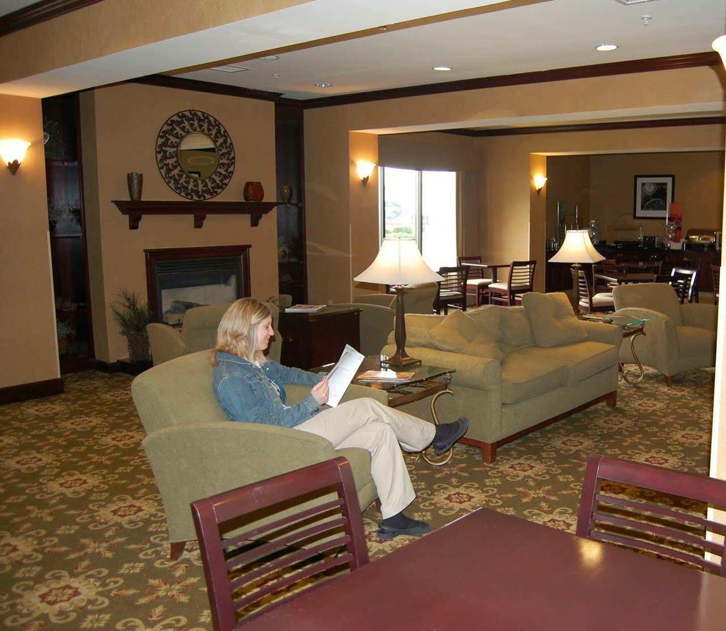 Hampton Inn Stow Экстерьер фото